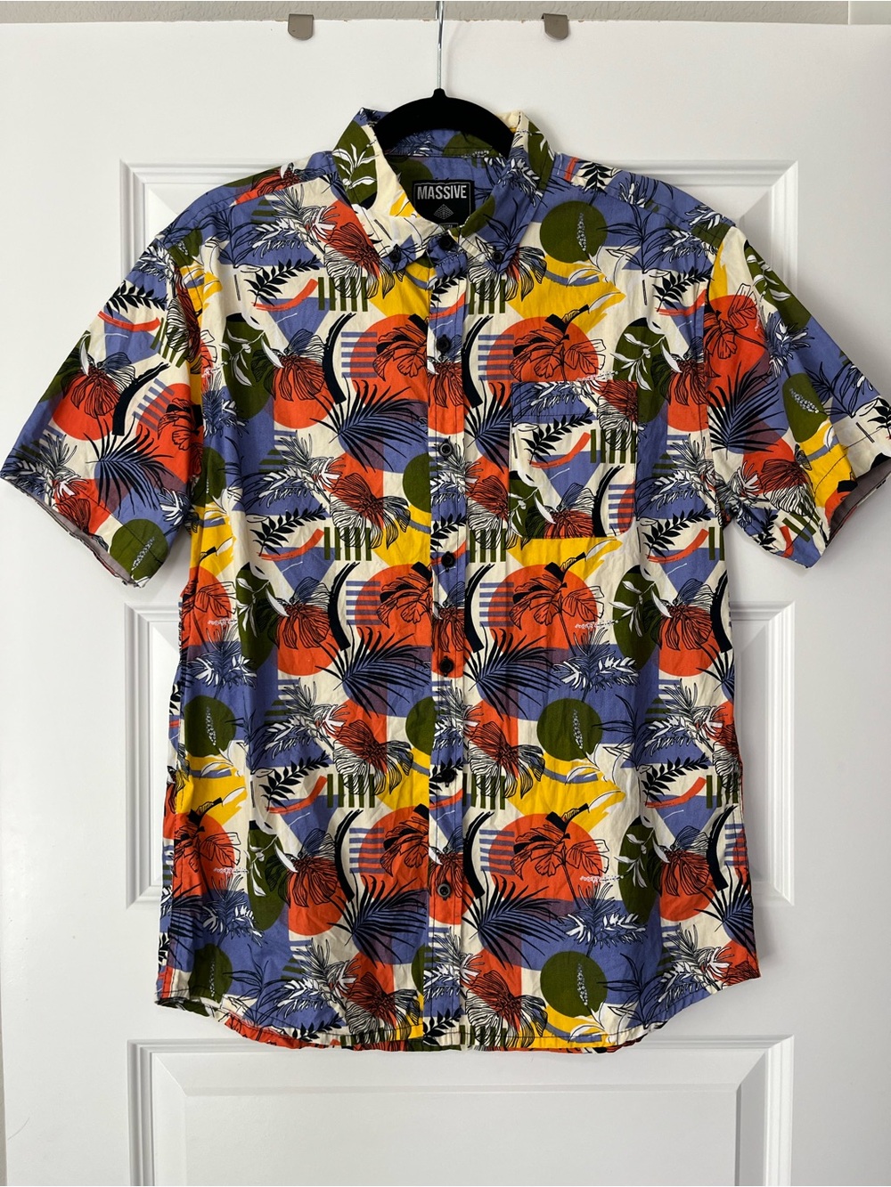 Massive Men's Short-Sleeve Tropical Print Button-Down Shirt - Multicolor